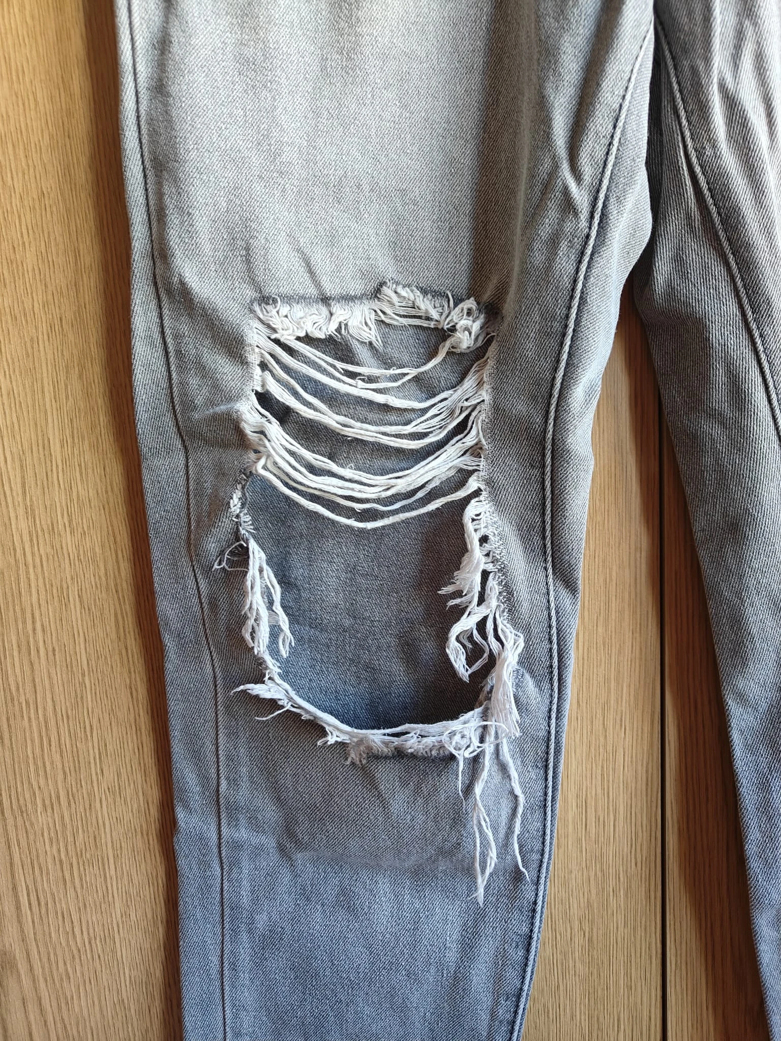 Grey jeans with various rips – photo 4